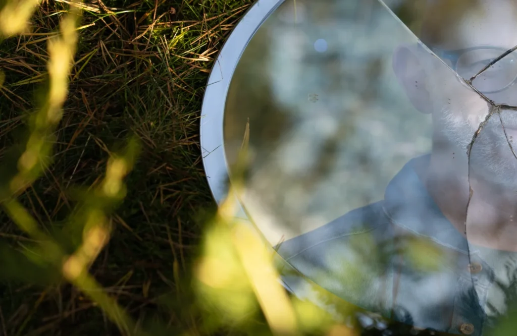 Een scheur in het beeld in de spiegel maakt het nog steeds mogelijk jezelf te zien