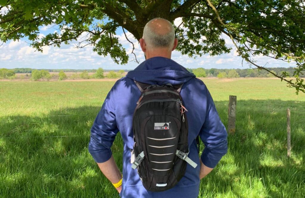 Ontdek hoe familiedynamieken onbewust jouw liefdesrelatie beïnvloeden. Leer familiepatronen te herkennen, je rugzak lichter te maken en echte verbinding te creëren.