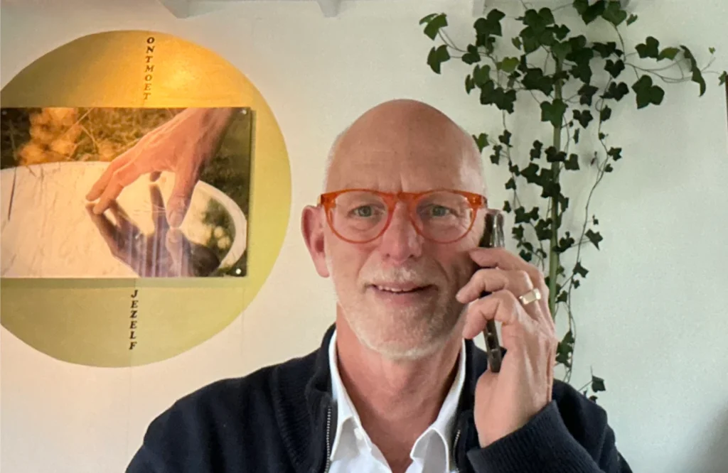 Man telefoneert tijdens telefonisch consult. Telefonisch consult met een minimum van 30 min. in te plannen