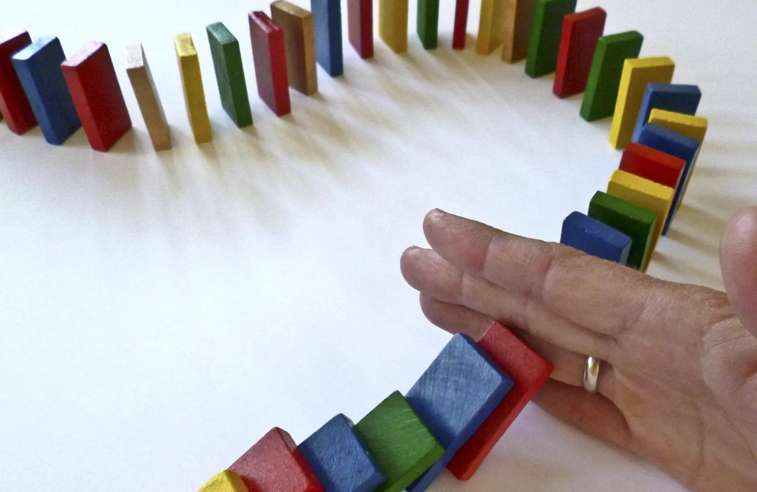 Je speelt een Spel Onbewust telkens opnieuw het Spel spelen. Een set van opeenvolgende handelingen die altijd dezelfde uitkomst blijven geven.