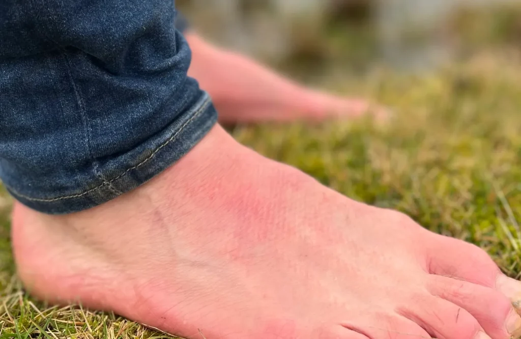 Blote voeten in het gras om contact te maken met je lijf en spanning los te laten