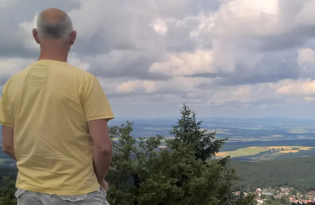 Grip hebben op je leven voelt veilig, maar kan je ook afsluiten van je gevoel. Ontdek waarom controle zowel helpt als belemmert, hoe je signalen van spanning herkent en stap voor stap leert loslaten om meer te voelen.