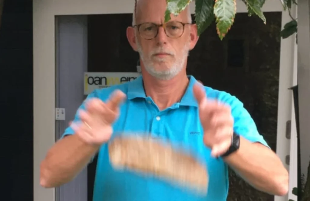 Handen die de gedragen steen loslaten, beeld van loslaten en vertrouwen op het leven
