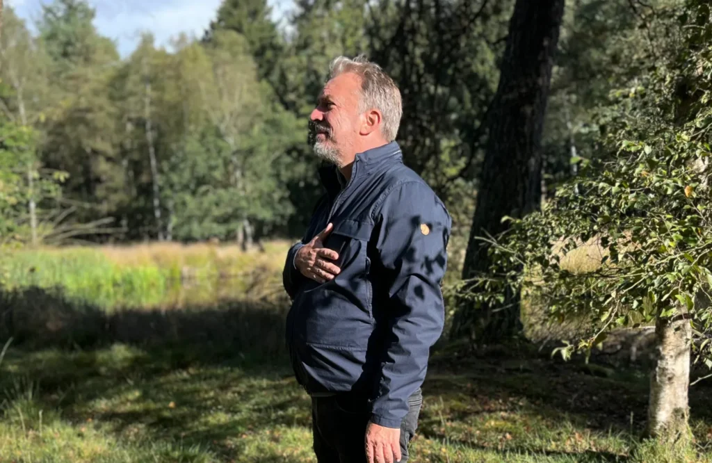 Man met gesloten ogen ademt diep, symbool voor moed om angst te voelen en te omarmen
