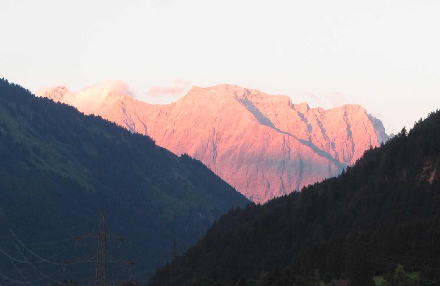Achter de bergen schijnt de zon - Teken van hoop en het nieuwe begin na het doorbreken van oude patronen in de ouder- kind dynamiek