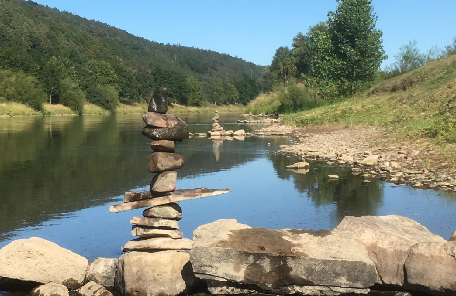 Dragen betekent verantwoordelijkheid nemen, leunen is steun ontvangen. Een gezonde balans voorkomt overbelasting of afhankelijkheid. Bewustwording, grenzen stellen en zelfzorg helpen.