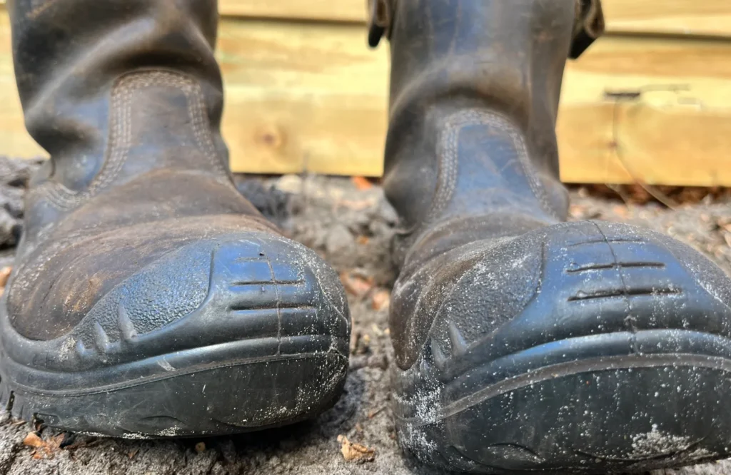 Voel je je als man eenzaam ondanks contact? Ontdek waarom mannen hun emoties verbergen, de prijs van het masker en hoe je door kwetsbaarheid weer in balans komt. Lees meer en plan je MAN-sessie.”